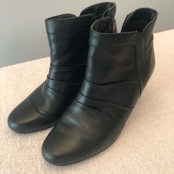 Denver Hayes black leather booties. - Picture 4 of 11